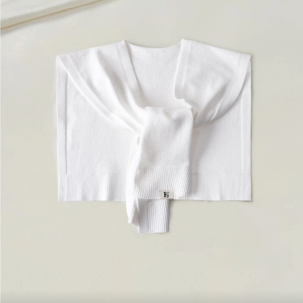 2/$15 🍓 White Knit Sweater Tie Capelet